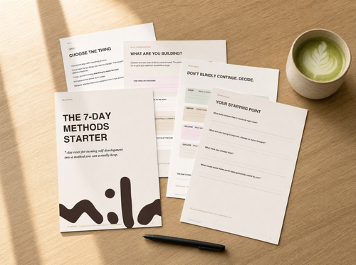 The 7-Day Methods Starter, sidor uppslagna i miljöbild med matcha latte